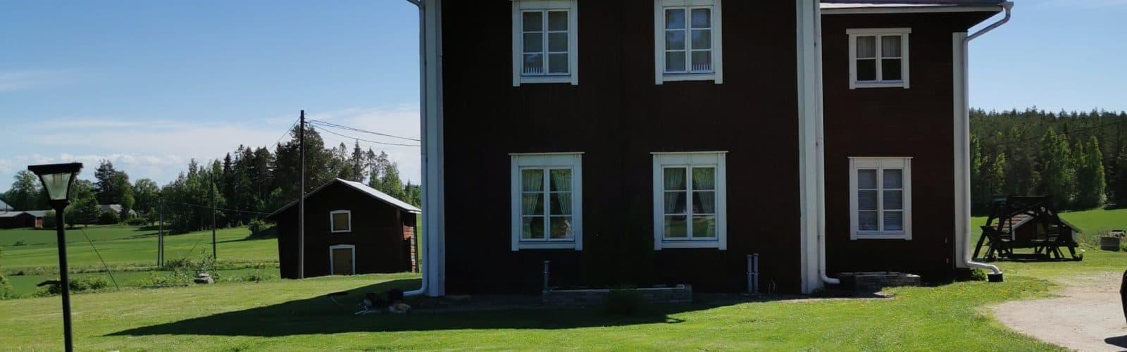 Pohjalaistalo - Taloa korjataan ja maalataan perinteitä kunnioittaen