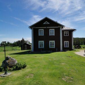 Pohjalaistalo - Taloa korjataan ja maalataan perinteitä kunnioittaen
