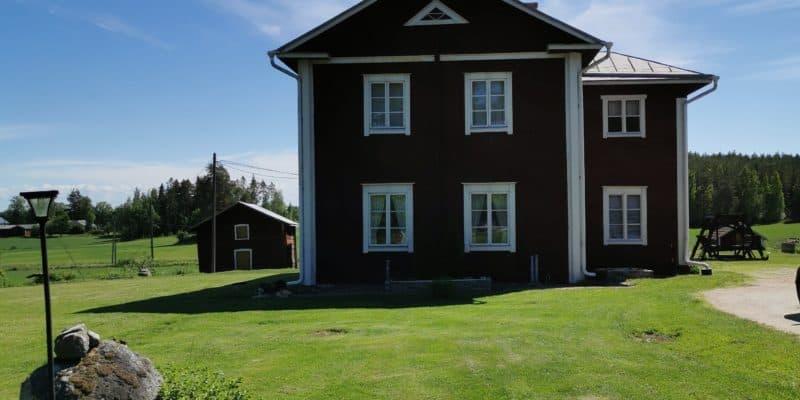 Pohjalaistalo - Taloa korjataan ja maalataan perinteitä kunnioittaen
